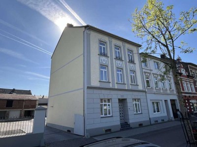 Stilvolle modernisierte Altbauwohnung mit Büro, großem Balkon & Blick auf die Inde