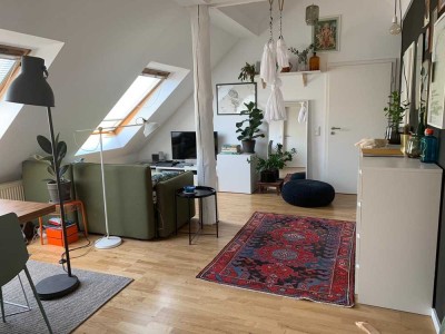 Sehr schöne und helle Altbauwohnung mit großer Wohnküche inkl. EBK in renoviertem Altbau!