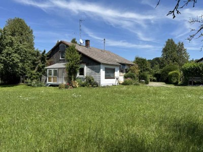 Idyllisch gelegenes  Haus, umgeben von Feld  und Wiese, mit viel Grund in der Nähe von  Mühldorf