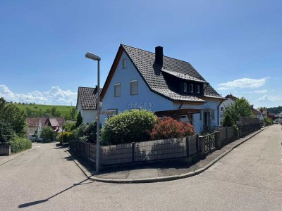 Charmantes Ein- bis Zweifamilienhaus mit großem Grundstück und Doppelgarage in ruhiger Lage