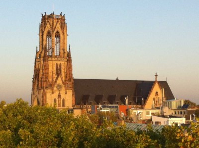 Leben über den Dächern von Köln – Traumhafte Dachgeschosswohnung mit Jacuzzi und Domblick!