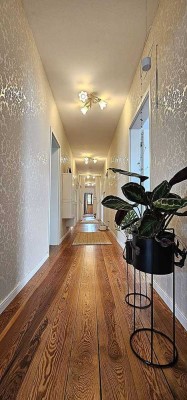 Altbauflair trifft Moderne: 5-Zi.-Wohnung mit Wintergarten, Garten & Garage