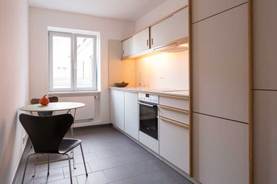 Ruhig und komfortabel in Toplage: 2-Zimmer-Whg. mit Balkon und EBK in saniertem 50er-Jahre-Haus