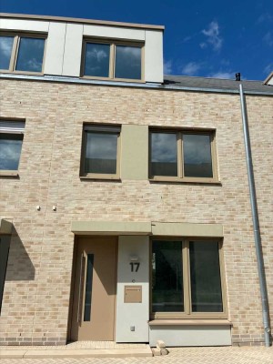 MISBURG | Erstbezug: Hochwertiges 4-Zi.-Reihenhaus mit Garten, EBK und TG-Stellplatz