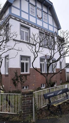 Grundsanierte Hochparterrewohnung in einer beeindruckenden, denkmalgeschützten Villa