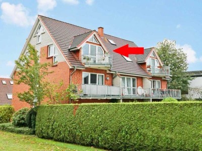 Stilvoll möblierte Dachgeschosswohnung mit Einbauküche