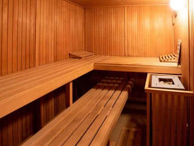 250m² Wohnen und Hobby auf 2 Etagen. NEU SANIERT. Sauna, Whirlpool, Kamin, Wintergarten, Dopp.Garage