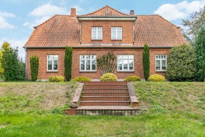 Work & Life Balance auf 12,5 ha: Privates Landgut mit Gästehaus, Gewerbegebäuden und eigenem Wald