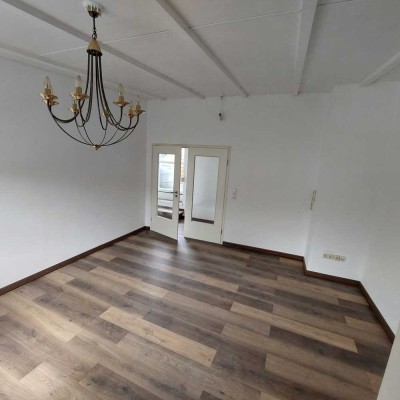 Erstbezug nach Sanierung und Einbauküche: Freundliche 2-Raum-Wohnung mit geh. Innenausstattung