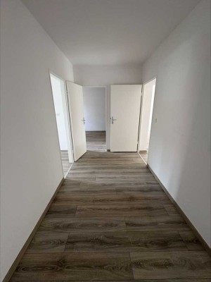 Moderne 3-Zimmer-Wohnung mit Balkon in Leer!