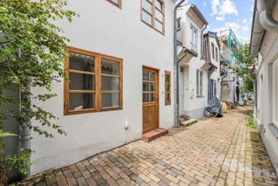 Altbau-Charme neu definiert – stilvolles Reihenhaus in Lübeck