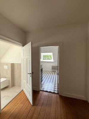 Elegante Dachgeschosswohnung in denkmalgeschützter Jugendstilvilla