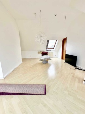 Großes 1-Zimmer-Appartement im Dachgeschoss in Neuss Zentrum