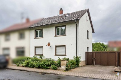 Zweifamilienhaus mit ausgeb. Dachgeschoß, 2 Garagen mit Nebengebäude und großem Garten