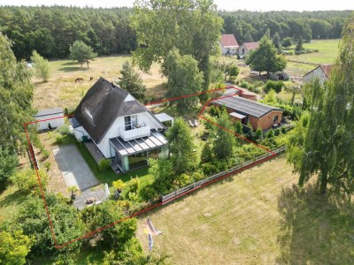 Exklusives Reetdachanwesen mit Ferienwohnung, Wintergarten & Boulebahn