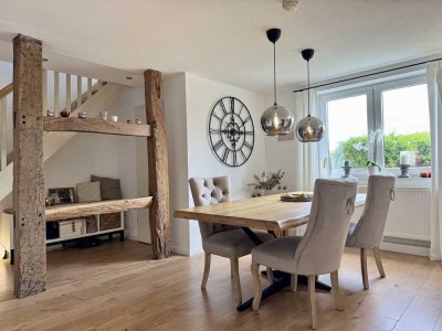 Modernisierte Eigentumswohnung auf zwei Etagen — mit Garten, zwei Stellplätzen und Einbauküche