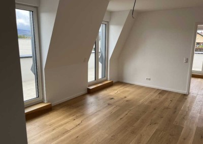 Bitte um schriftl. Anfrage:
4 Zi. Dachgeschoss-Wohnung in zentraler Lage von Bad Homburg zu vermiet