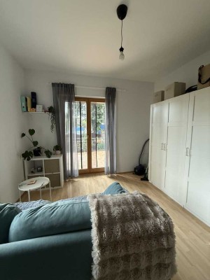 Stilvolle, sanierte 1-Zimmer-Wohnung mit großer Terrasse und Küchenzeile