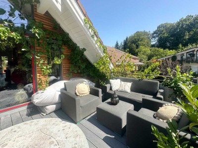 Luxuriöses Designer-Stadthaus mit Dachterrasse & Bergblick