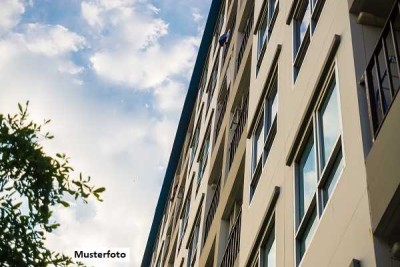 Fünffamilienhaus und 4 Garagen