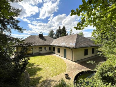 Luxuriöse Hangvilla mit Indoorpool in Auerbach