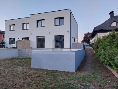 NEUGEBAUTER WOHNTRAUM MIT SWIMMING POOL UND GARTEN