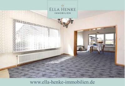 Großes Einfamilienhaus zum Modernisieren mit 2 Garagen + großem Carport.