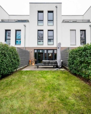 Modernes Reihenhaus mit Dachterrasse und Garten