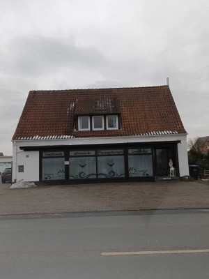 Freistehendes 1-2 Familienhaus mit Ladenlokal, Doppelgarage und großem Garten