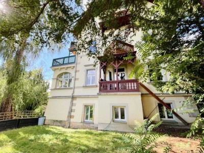 Großzügige 4-Raumwohnung mit 2 Balkonen in denkmalgeschützter Stadtvilla in Freital!