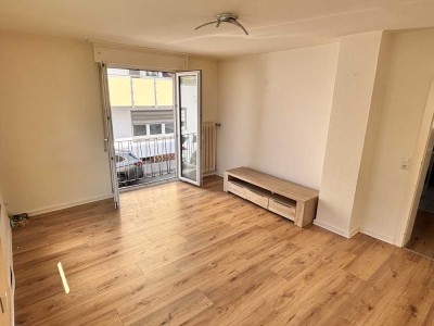 Gepflegte 3 Zimmer Wohnung mit Einbauküche!