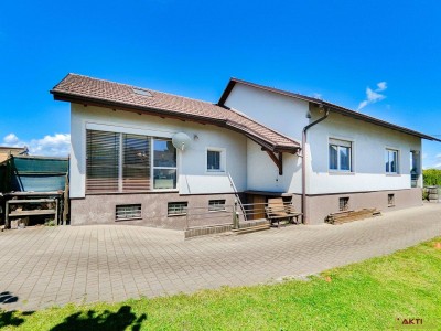 Familienfreundliches Haus mit großem Garten, Ausbaupotenzial, Wintergarten, Kamin und viel Platz zur Entfaltung.