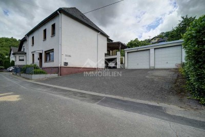 Zweifamilienhaus mit viel Potenzial in ruhiger Lage mit Doppelgarage und Garten