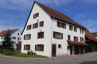 Sehr geräumiges, gepflegtes und variables Wohnhaus mit drei Wohnungen in Eutingen i.G. / Teilort