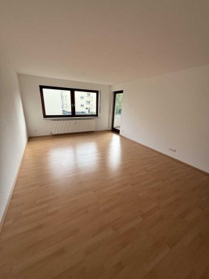 Helle, zentrale & renovierte 2,5-Zimmer-Wohnung inkl. Balkon und Stellplatz!