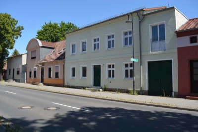Top Dachgeschoss, Zweitezug n. Sanierung,moderne und schöne Ausstattung,Laminat,Isolierglasfenster