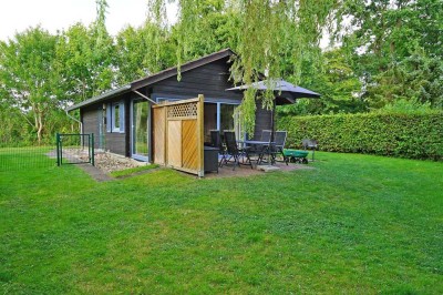 Blockhaus mit großem Grundstück in Strandnähe