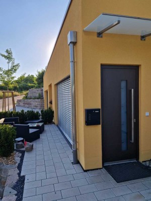 Neuwertige 2-Zimmer Erdgeschosswohnung mit Terrasse in Thalfingen