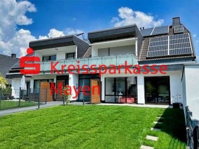 Erdgeschoßwohnung mit eigenem Gartenanteil, Terrasse und Balkon.