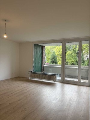 Großzügig wohnen in Grafenberg: Frisch renovierte 3 Zimmer Wohnung mit Balkon