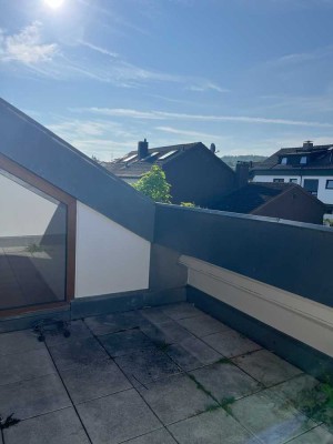 Neu modernisierte und möblierte 1,5-Zimmer-DG-Wohnung mit EBK in Leonberg