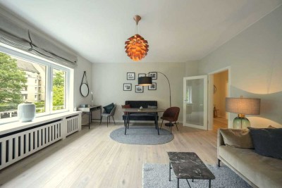 Designperle in der Brahmsallee – hochwertig sanierte 2-Zimmer-Altbauwohnung mit Balkon & Tiefgarage