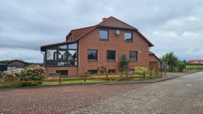 4-Zimmer-Hochparterre-Wohnung, Terrasse mit Gartenzugang und Einbauküche in Lindhorst