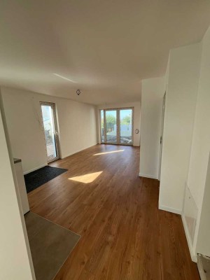 Erstbezug  4-Zi. Haus/ Wohnung mit Terrasse und Stellplätzen