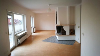 Perfekte 5-Zimmer-Familien-Wohnung mit Dachterrasse. 3 Schlafzimmer + 1 AZ,  gepflegtes  Haus