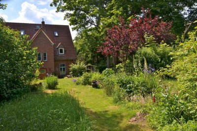 Elegantes Einfamilienhaus am Naturschutzgebiet mit großen Garten