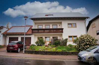 Christian Dik Immobilien / Gepflegtes 3-Familienhaus mit viel Platz & Solaranlage