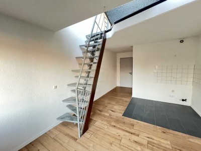 Sonnige 2-Raum-Maisonette-Wohnung mit einer Terrasse und einem Balkon