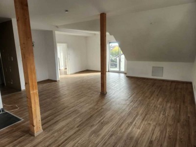 Helle 3,5-Zimmer Dachgeschosswohnung mit Balkon in Neutraubling für Haustierhalter