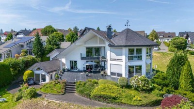 Engel & Völkers: Wohnen mit Weitblick-exklusives Zweifamilienhaus mit Wellnessoase und Panoramalage